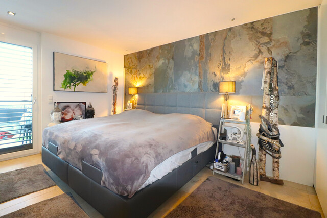 Außergewöhnliche 4 Zimmer-Dachgeschoßwohnung mit großer Terrasse (75m²) und 3 Tiefgaragen-Stellplätzen!