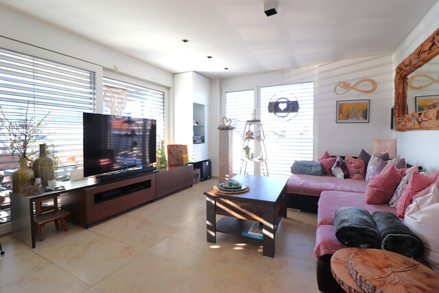 Außergewöhnliche 4 Zimmer-Dachgeschoßwohnung mit großer Terrasse (75m²) und 3 Tiefgaragen-Stellplätzen!