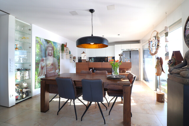 Außergewöhnliche 4 Zimmer-Dachgeschoßwohnung mit großer Terrasse (75m²) und 3 Tiefgaragen-Stellplätzen!