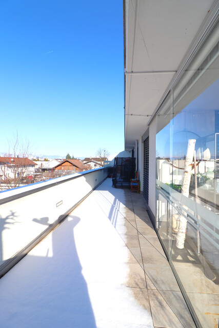 Außergewöhnliche 4 Zimmer-Dachgeschoßwohnung mit großer Terrasse (75m²) und 3 Tiefgaragen-Stellplätzen!