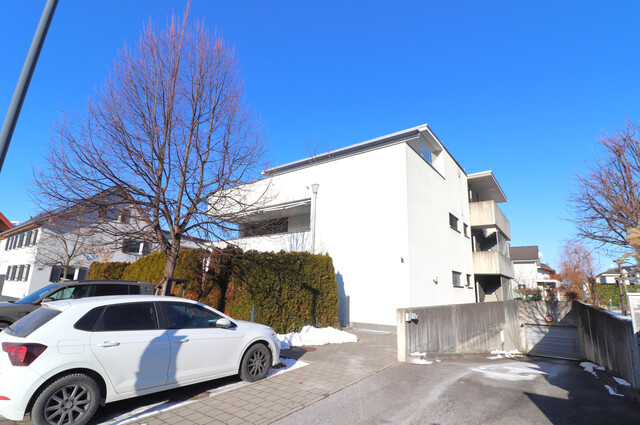 Außergewöhnliche 4 Zimmer-Dachgeschoßwohnung mit großer Terrasse (75m²) und 3 Tiefgaragen-Stellplätzen!