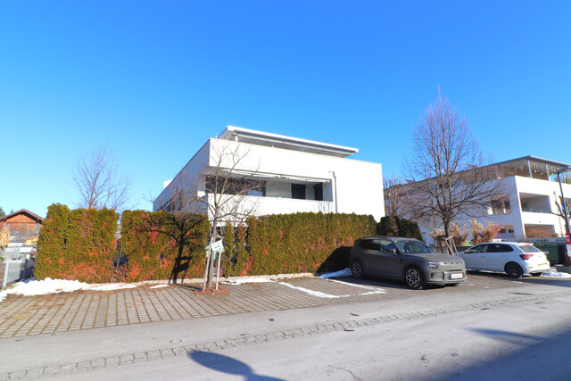 Außergewöhnliche 4 Zimmer-Dachgeschoßwohnung mit großer Terrasse (75m²) und 3 Tiefgaragen-Stellplätzen!