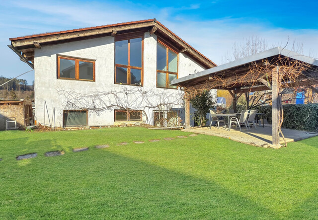 Sanierungsbedürftiges Haus auf großem Grundstück