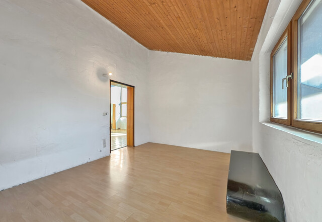 Sanierungsbedürftiges Haus auf großem Grundstück