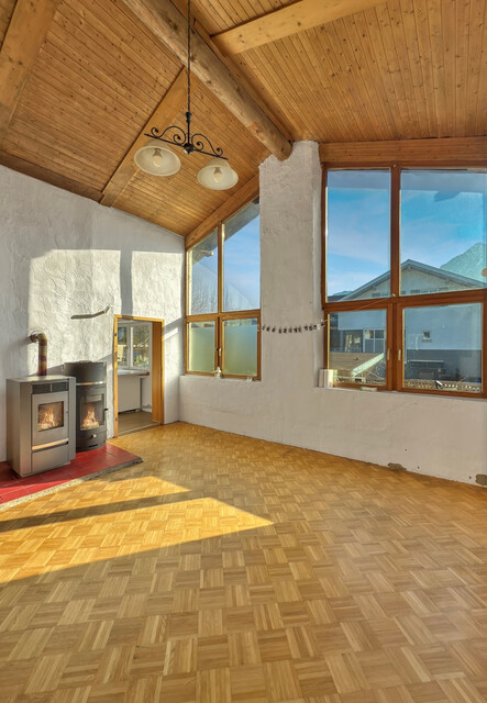 Sanierungsbedürftiges Haus auf großem Grundstück