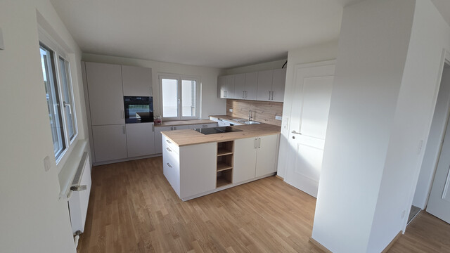 Jede Menge Platz für Ihre große Familie: Einfamilienhaus mit acht Zimmer, neu renoviert mit großer Einbauküche
