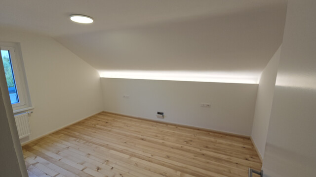 Jede Menge Platz für Ihre große Familie: Einfamilienhaus mit acht Zimmer, neu renoviert mit großer Einbauküche