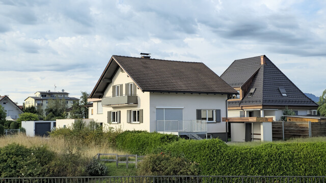 Jede Menge Platz für Ihre große Familie: Einfamilienhaus mit acht Zimmer, neu renoviert mit großer Einbauküche