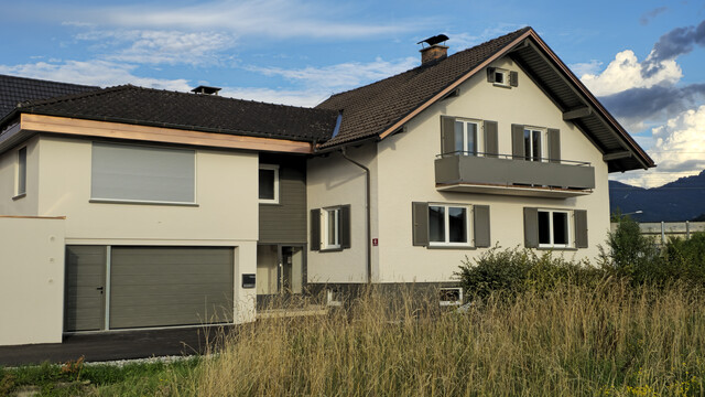 Jede Menge Platz für Ihre große Familie: Einfamilienhaus mit acht Zimmer, neu renoviert mit großer Einbauküche