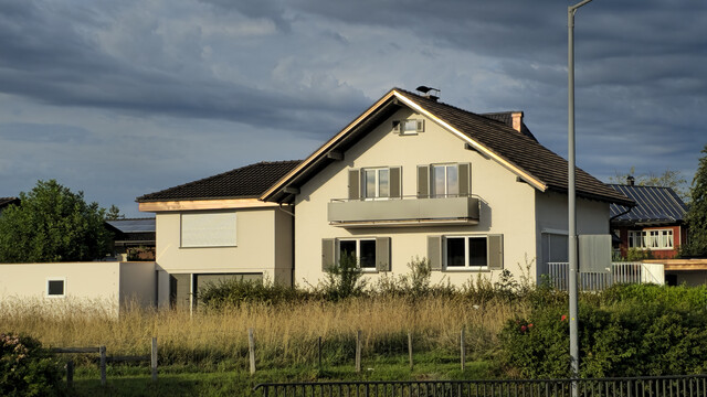 Jede Menge Platz für Ihre große Familie: Einfamilienhaus mit acht Zimmer, neu renoviert mit großer Einbauküche