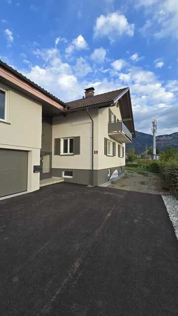 Jede Menge Platz für Ihre große Familie: Einfamilienhaus mit acht Zimmer, neu renoviert mit großer Einbauküche