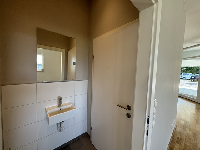 Moderne Büro- oder Praxisfläche mit bester Verkehrsanbindung - inklusive 4 Stellplätzen!