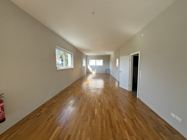 Moderne Büro- oder Praxisfläche mit bester Verkehrsanbindung - inklusive 4 Stellplätzen!