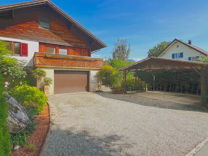 Große Einfahrt mit zusätzlichem Carport