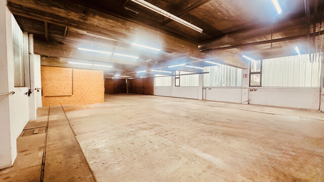 362 m² ebenerdige, stützenfreie, helle Multifunktions-Halle; 750m² asphaltierte Freifläche (sep. anmietbar) in Lauterach, Autobahnnähe