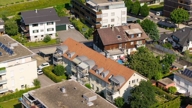 Ruhe. Licht. Lebensqualität. Dachgeschosswohnung mit Balkon und Carport in gepflegter Kleinwohnanlage