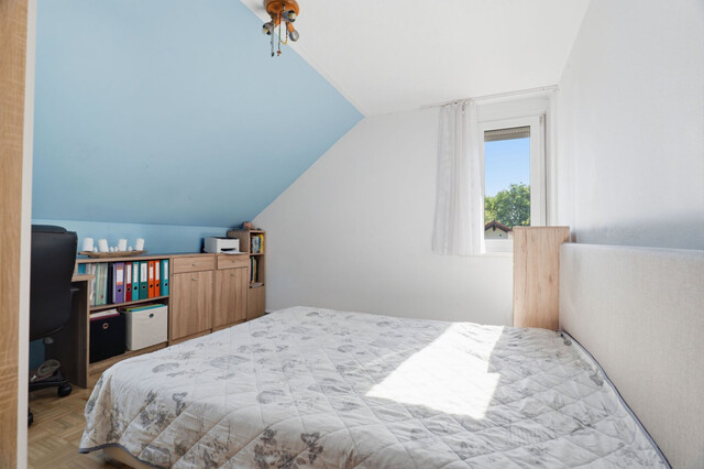 Ruhe. Licht. Lebensqualität. Dachgeschosswohnung mit Balkon und Carport in gepflegter Kleinwohnanlage