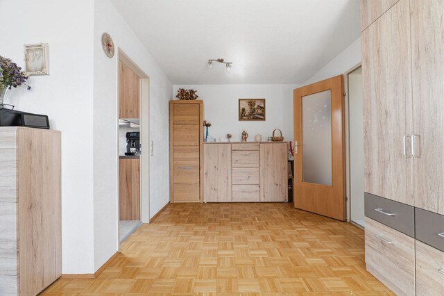 Ruhe. Licht. Lebensqualität. Dachgeschosswohnung mit Balkon und Carport in gepflegter Kleinwohnanlage