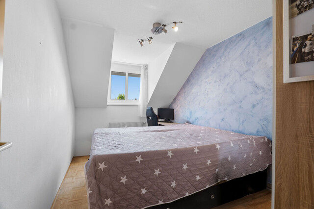 Ruhe. Licht. Lebensqualität. Dachgeschosswohnung mit Balkon und Carport in gepflegter Kleinwohnanlage