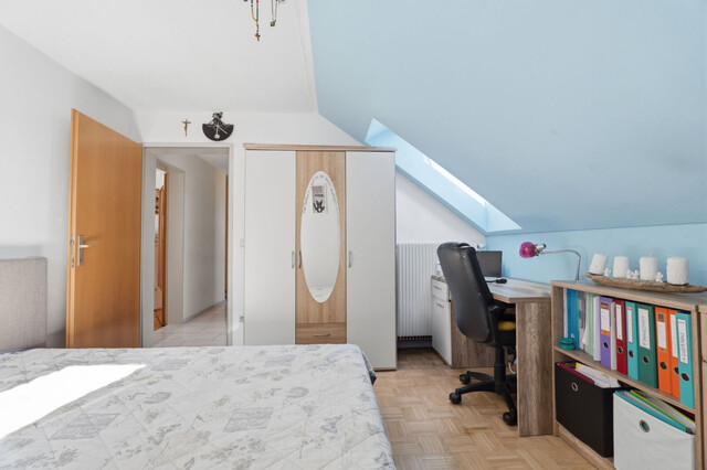 Ruhe. Licht. Lebensqualität. Dachgeschosswohnung mit Balkon und Carport in gepflegter Kleinwohnanlage