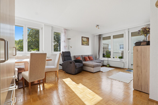 Ruhe. Licht. Lebensqualität. Dachgeschosswohnung mit Balkon und Carport in gepflegter Kleinwohnanlage