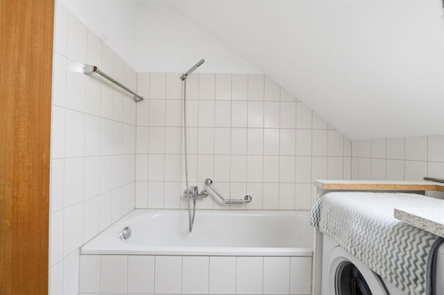 Ruhe. Licht. Lebensqualität. Dachgeschosswohnung mit Balkon und Carport in gepflegter Kleinwohnanlage