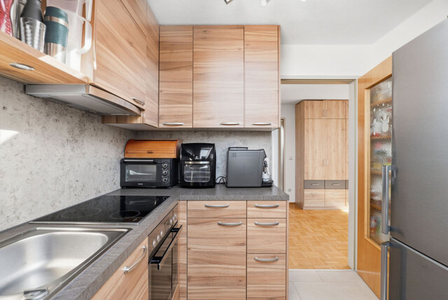 Ruhe. Licht. Lebensqualität. Dachgeschosswohnung mit Balkon und Carport in gepflegter Kleinwohnanlage