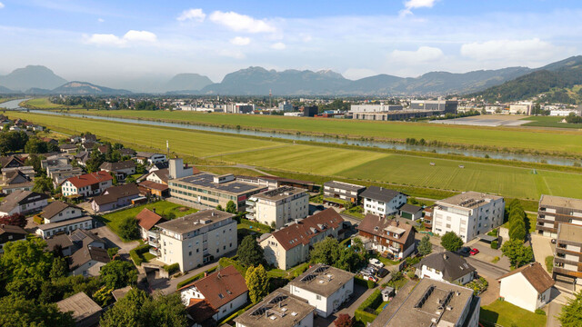 Ruhe. Licht. Lebensqualität. Dachgeschosswohnung mit Balkon und Carport in gepflegter Kleinwohnanlage