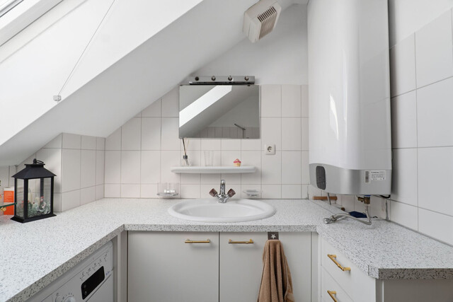 Ruhe. Licht. Lebensqualität. Dachgeschosswohnung mit Balkon und Carport in gepflegter Kleinwohnanlage