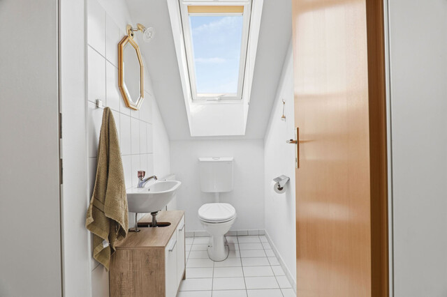 Ruhe. Licht. Lebensqualität. Dachgeschosswohnung mit Balkon und Carport in gepflegter Kleinwohnanlage