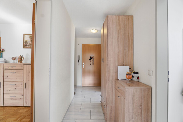Ruhe. Licht. Lebensqualität. Dachgeschosswohnung mit Balkon und Carport in gepflegter Kleinwohnanlage