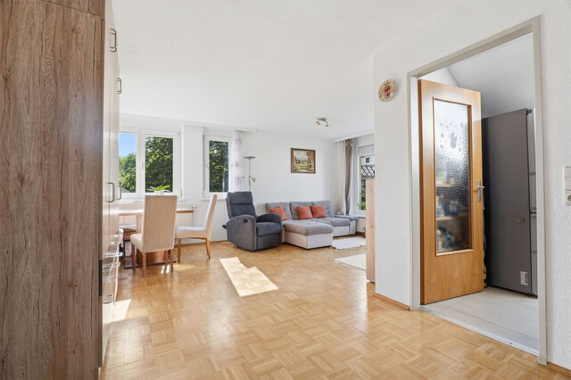 Ruhe. Licht. Lebensqualität. Dachgeschosswohnung mit Balkon und Carport in gepflegter Kleinwohnanlage