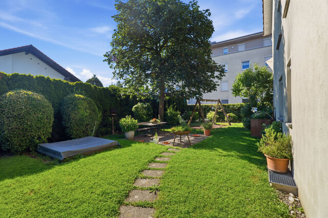 Ruhe. Licht. Lebensqualität. Dachgeschosswohnung mit Balkon und Carport in gepflegter Kleinwohnanlage
