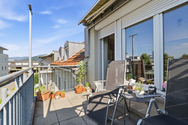 Ruhe. Licht. Lebensqualität. Dachgeschosswohnung mit Balkon und Carport in gepflegter Kleinwohnanlage