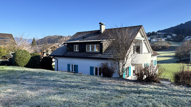 Große  helle 4 Zimmer Dachgeschosswohnung mit Aussicht, 2  Balkonen, Carport und viel Stauraum 
