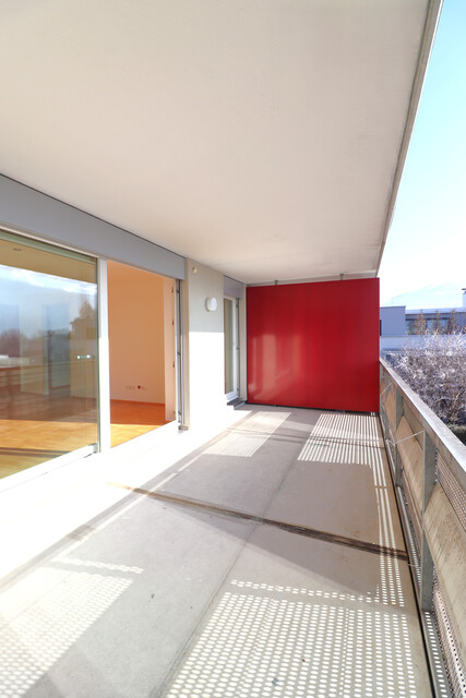 Gepflegte 2 Zimmer Dachgeschoß Wohnung mit großer Terrasse und schönem Ausblick!