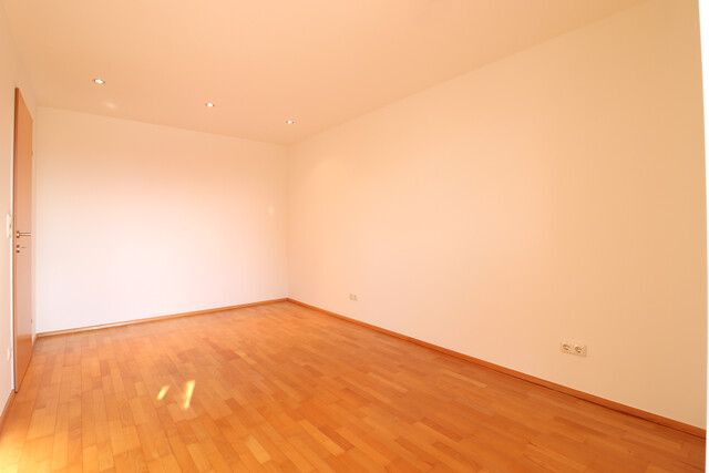 Gepflegte 2 Zimmer Dachgeschoß Wohnung mit großer Terrasse und schönem Ausblick!