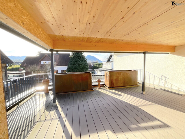 Rankweil: Wohnen mit Weitblick: Stilvolle 4,5-Zimmer-Maisonette mit XXL-Terrasse, Pergola & Zukunftsoption Büro/Praxis, 1 Garage, 1 Carport-Stellplatz