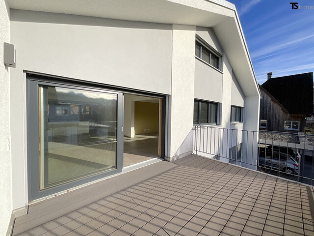 Rankweil: Wohnen mit Weitblick: Stilvolle 4,5-Zimmer-Maisonette mit XXL-Terrasse, Pergola & Zukunftsoption Büro/Praxis, 1 Garage, 1 Carport-Stellplatz