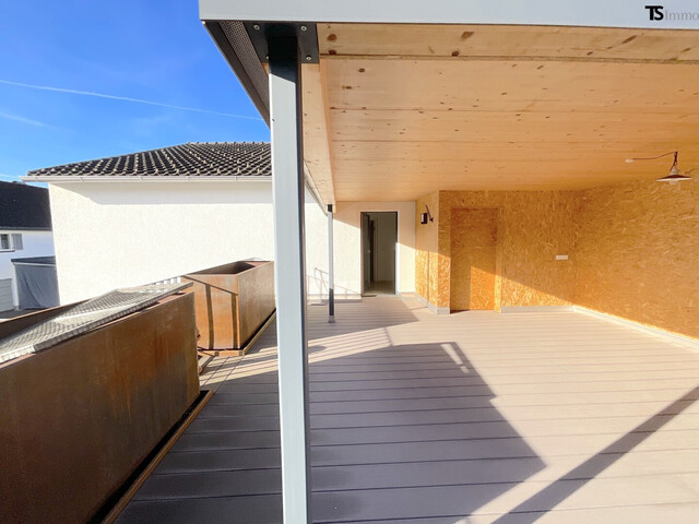 Rankweil: Wohnen mit Weitblick: Stilvolle 4,5-Zimmer-Maisonette mit XXL-Terrasse, Pergola & Zukunftsoption Büro/Praxis, 1 Garage, 1 Carport-Stellplatz
