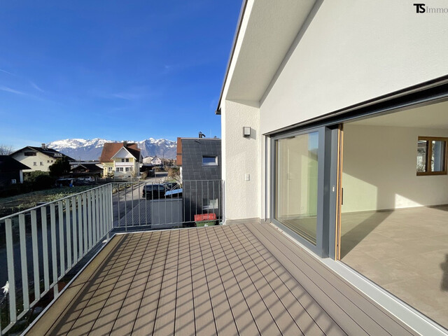 Rankweil: Wohnen mit Weitblick: Stilvolle 4,5-Zimmer-Maisonette mit XXL-Terrasse, Pergola & Zukunftsoption Büro/Praxis, 1 Garage, 1 Carport-Stellplatz