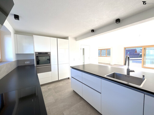 Rankweil: Wohnen mit Weitblick: Stilvolle 4,5-Zimmer-Maisonette mit XXL-Terrasse, Pergola & Zukunftsoption Büro/Praxis, 1 Garage, 1 Carport-Stellplatz