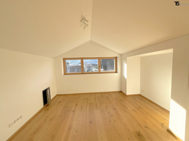 Rankweil: Wohnen mit Weitblick: Stilvolle 4,5-Zimmer-Maisonette mit XXL-Terrasse, Pergola & Zukunftsoption Büro/Praxis, 1 Garage, 1 Carport-Stellplatz