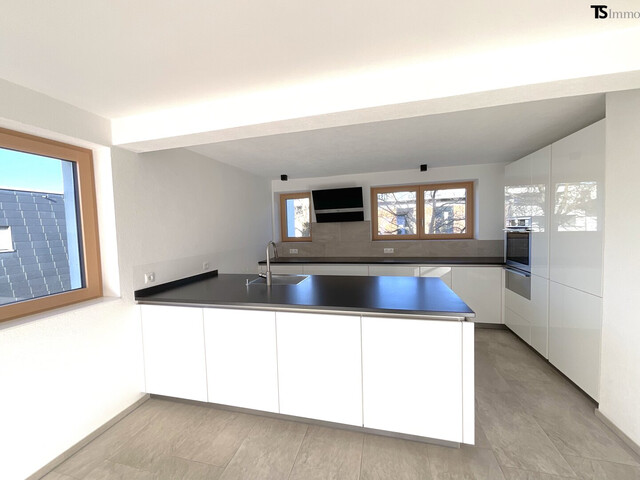 Rankweil: Wohnen mit Weitblick: Stilvolle 4,5-Zimmer-Maisonette mit XXL-Terrasse, Pergola & Zukunftsoption Büro/Praxis, 1 Garage, 1 Carport-Stellplatz