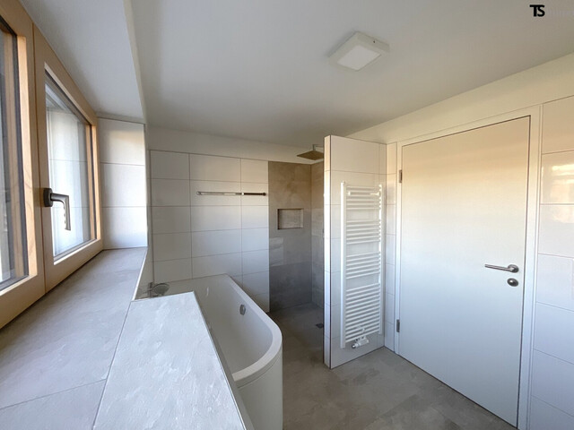 Rankweil: Wohnen mit Weitblick: Stilvolle 4,5-Zimmer-Maisonette mit XXL-Terrasse, Pergola & Zukunftsoption Büro/Praxis, 1 Garage, 1 Carport-Stellplatz