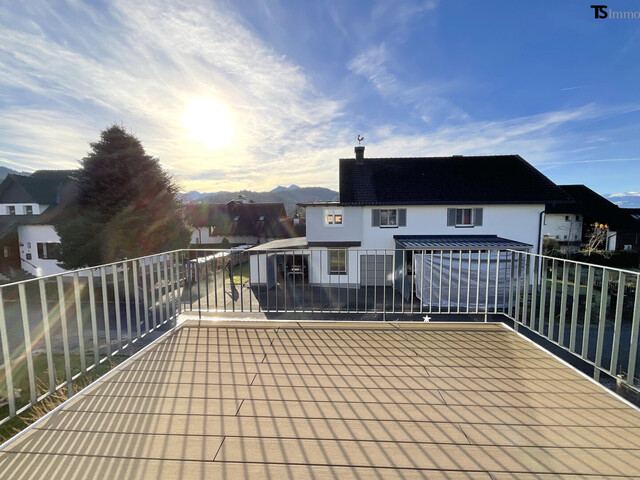 Rankweil: Wohnen mit Weitblick: Stilvolle 4,5-Zimmer-Maisonette mit XXL-Terrasse, Pergola & Zukunftsoption Büro/Praxis, 1 Garage, 1 Carport-Stellplatz