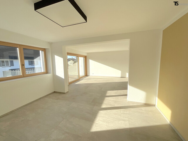 Rankweil: Wohnen mit Weitblick: Stilvolle 4,5-Zimmer-Maisonette mit XXL-Terrasse, Pergola & Zukunftsoption Büro/Praxis, 1 Garage, 1 Carport-Stellplatz