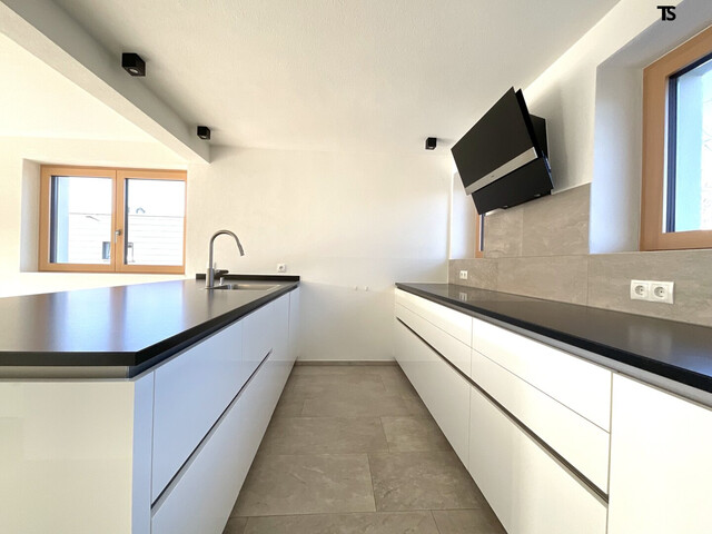 Rankweil: Wohnen mit Weitblick: Stilvolle 4,5-Zimmer-Maisonette mit XXL-Terrasse, Pergola & Zukunftsoption Büro/Praxis, 1 Garage, 1 Carport-Stellplatz