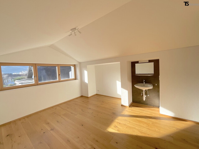 Rankweil: Wohnen mit Weitblick: Stilvolle 4,5-Zimmer-Maisonette mit XXL-Terrasse, Pergola & Zukunftsoption Büro/Praxis, 1 Garage, 1 Carport-Stellplatz