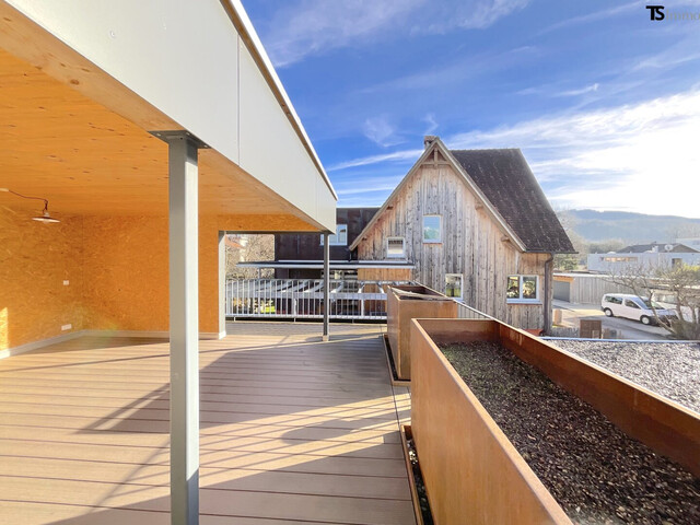 Rankweil: Wohnen mit Weitblick: Stilvolle 4,5-Zimmer-Maisonette mit XXL-Terrasse, Pergola & Zukunftsoption Büro/Praxis, 1 Garage, 1 Carport-Stellplatz